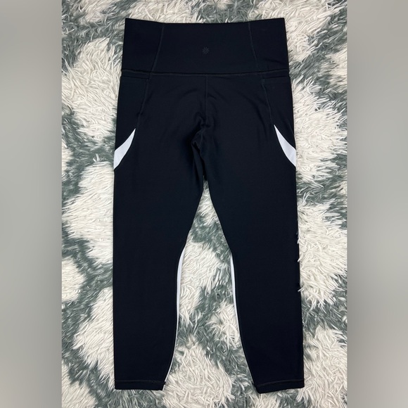 Athleta Women's Salutation Stash Pocket 7/8 Tight Black White Leggings Sz Medium - Picture 5 of 10